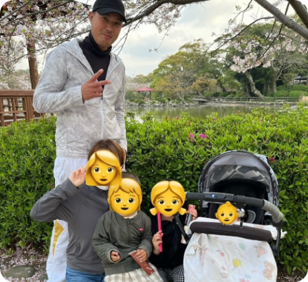 春の公園に家族とお出かけ